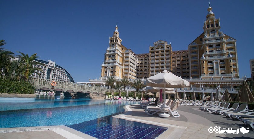 نمای استخر روباز و ساختمان هتل